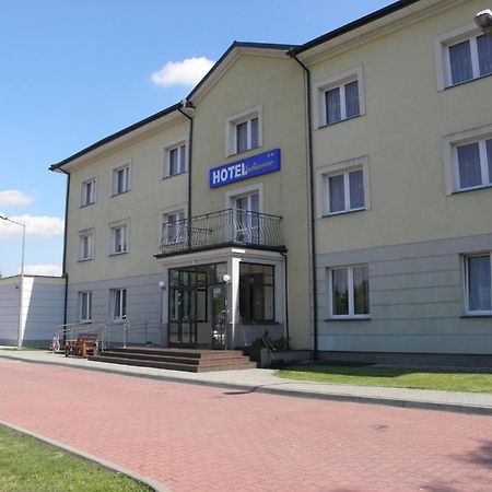 Hotel Julianow Warschau Buitenkant foto