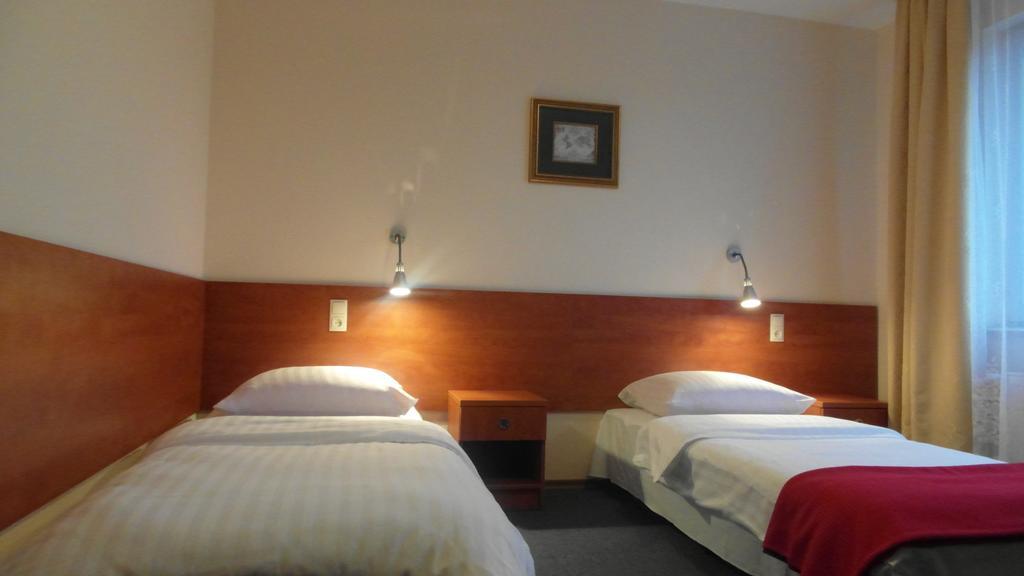Hotel Julianow Warschau Kamer foto