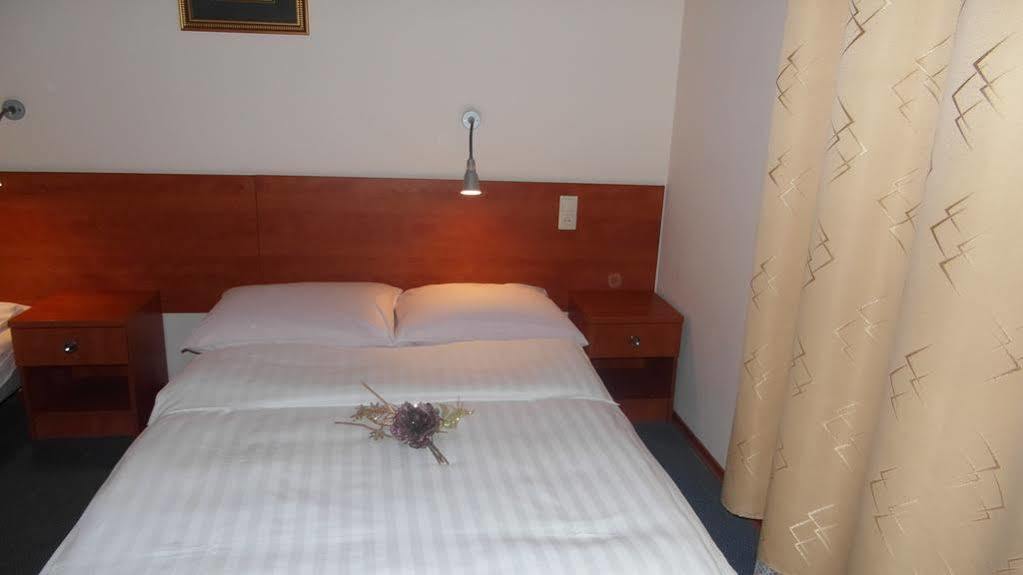 Hotel Julianow Warschau Buitenkant foto